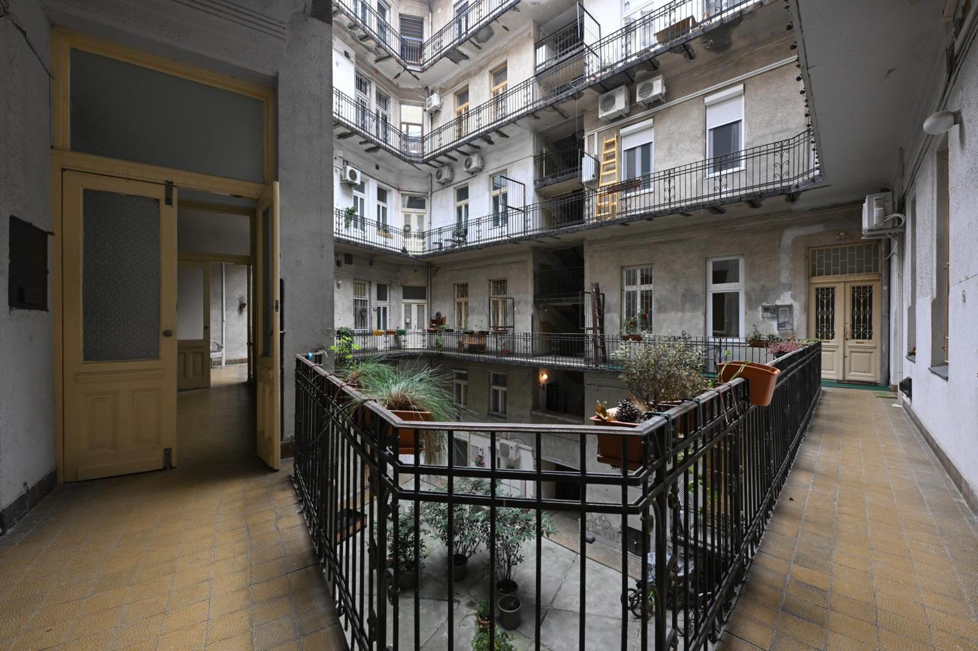 A Quiet Place In The Heart Of The City Budapest Exterior photo